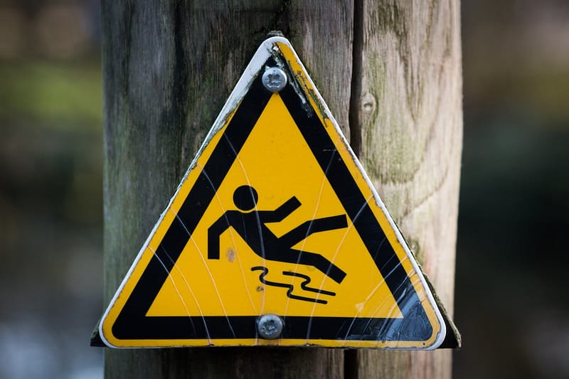 Hazard sign noting a slippery surface