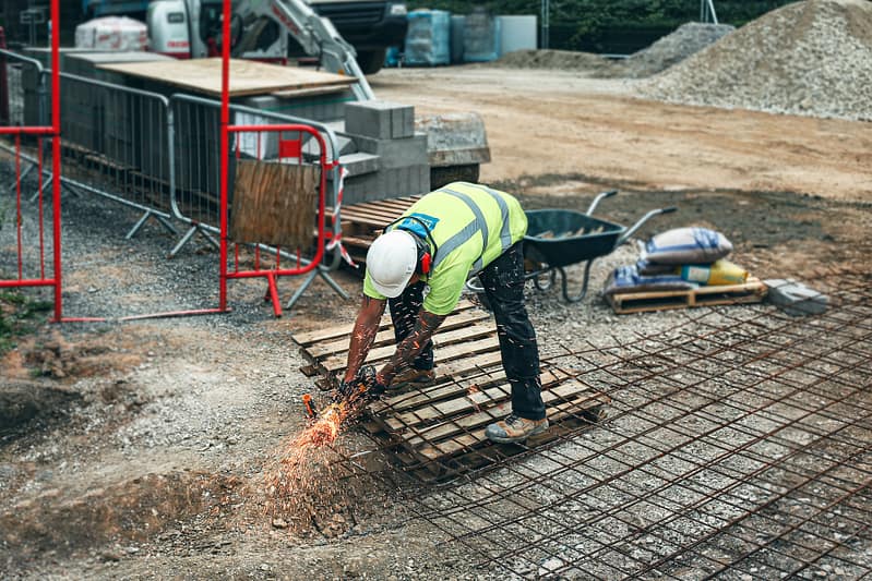 a builder using an electric saw