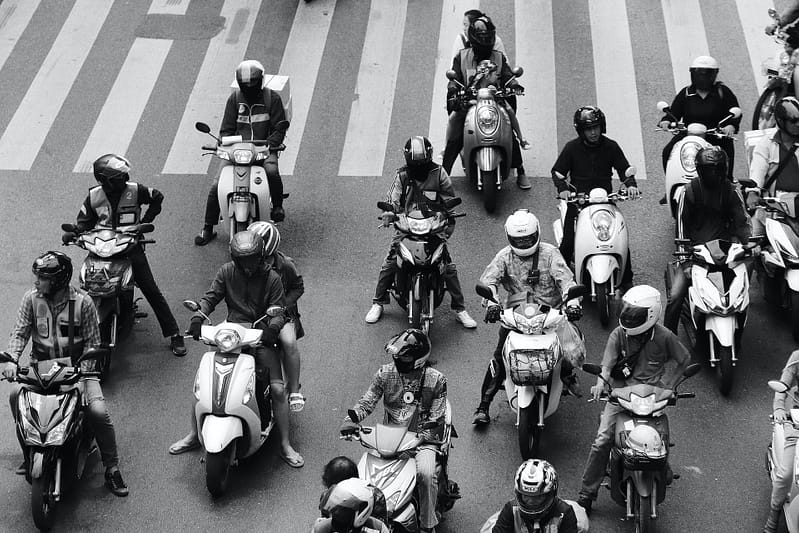 A traffic light stopping a number of mopeds