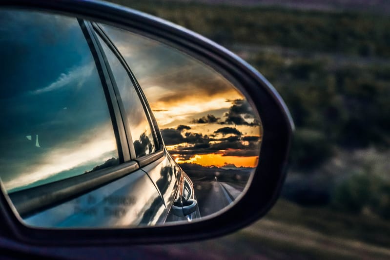 a cars side view mirror